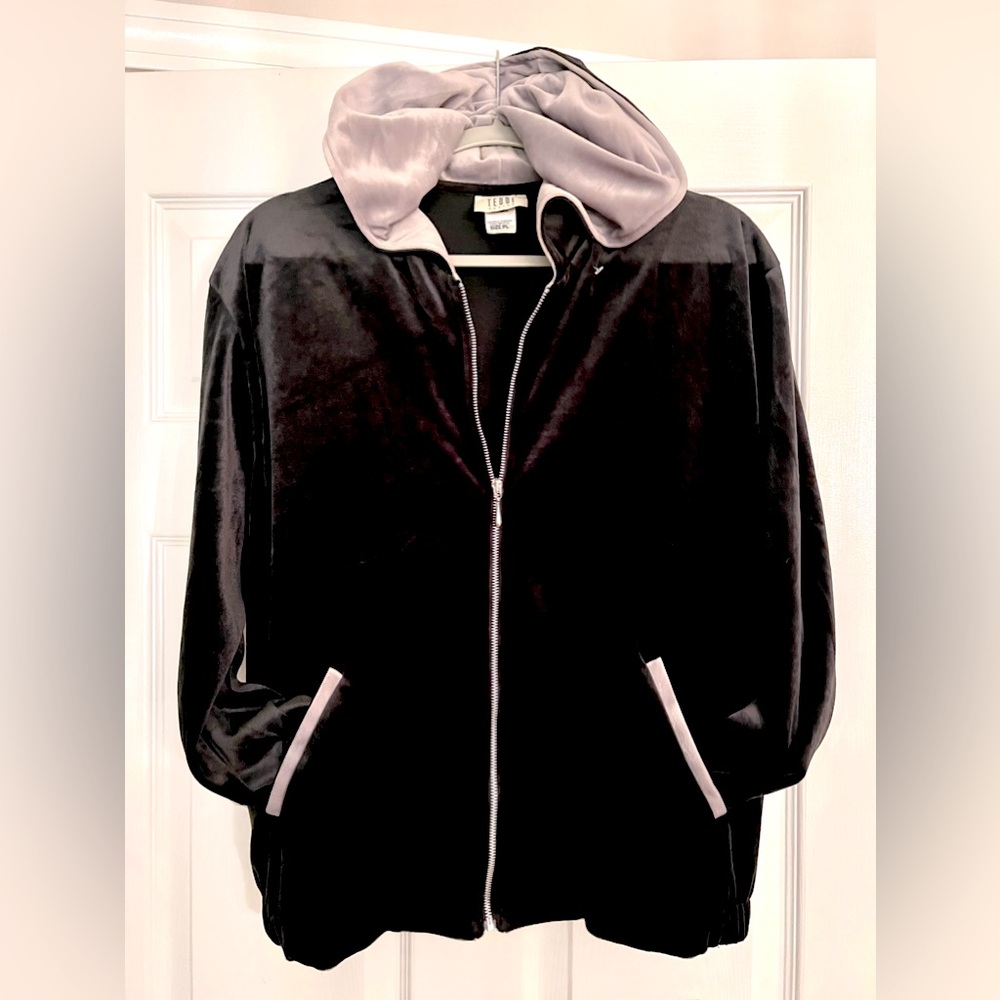 Teddi Stretch Velour Hoodie. Black/Gray. Sz Petite Lge. Zip close. Side pockets